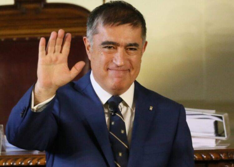 Desbordes explica sus vacaciones a un mes de llegar al municipio de Santiago