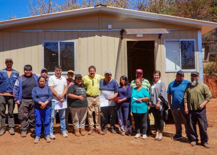 Entregan primeras viviendas de emergencia a damnificados por incendios en Lumaco