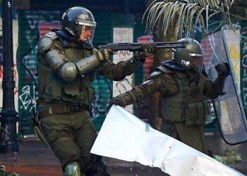 Videos muestran actuar de ex carabinero en medio de estallido social: «te vamos a sacar los ojos»