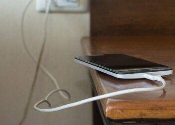 Joven de 17 años muere electrocutado mientras cargaba su celular en la Región de Ñuble