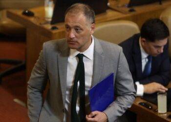 Presidente de la cámara de diputados es cuestionado por salida del país en periodo legislativo