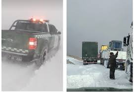 Aislados cuatro días: Rescatan a ocho camioneros paraguayos afectados por tormentas de nieve en Atacama