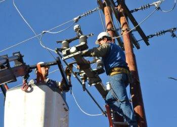 Oposición rechaza subir multas a empresas por cortes de luz