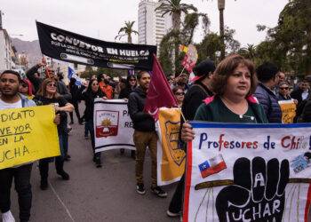 Expertos critican nuevo paro de profesores y Mineduc cifra en 20% la adhesión al llamado del Magisterio
