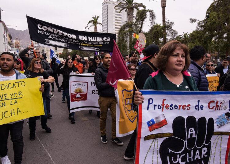 Expertos critican nuevo paro de profesores y Mineduc cifra en 20% la adhesión al llamado del Magisterio
