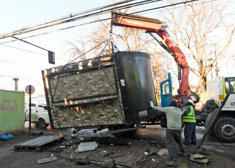 Histórico megaoperativo entre la Municipalidad de Temuco y Carabineros, permitió retirar 15 kioscos ilegales en la Feria Pinto