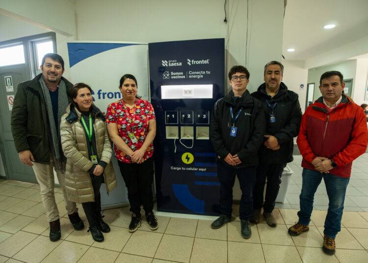 Municipalidad de Gorbea y Frontel instalan nuevo tótem de carga para celulares en posta de Quitratúe