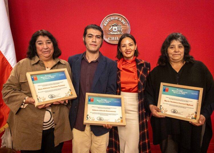 En La Moneda dos representantes de La AraucanÃa son reconocidos con el Premio Maestra y Maestro Artesano