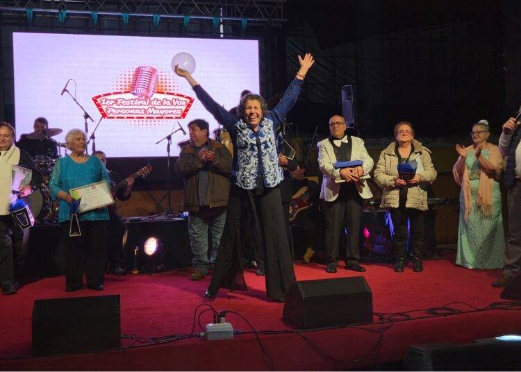 Participante de Freire triunfó en el primer festival de la voz de personas mayores