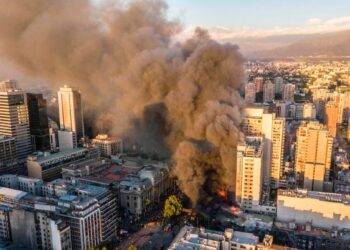 Carabineros confirma que mujer quedó en riesgo vital tras incendio en el centro de Santiago