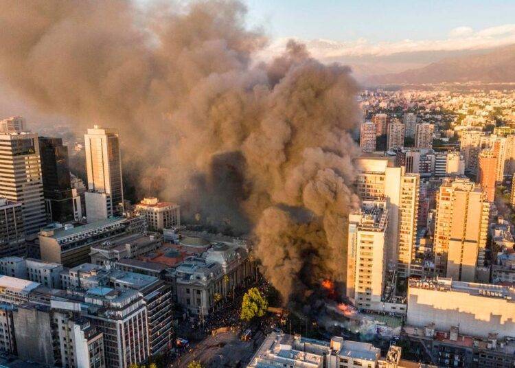 Carabineros confirma que mujer quedó en riesgo vital tras incendio en el centro de Santiago