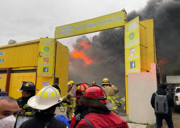 Incendio en bodega de ropa usada en Concepción: 10 viviendas con riesgo de propagación