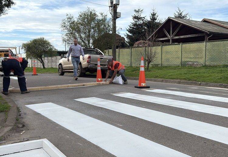 Cholchol refuerza la seguridad vial con mantención de señalética y pintura de pasos peatonales