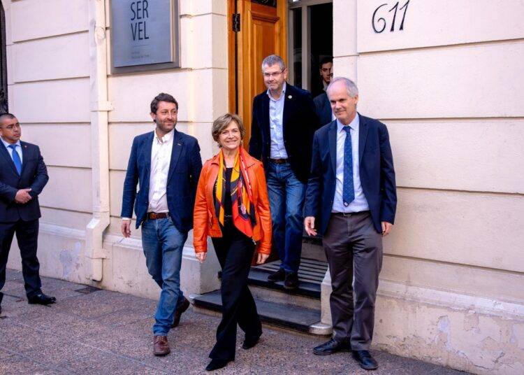 Evelyn Matthei inscribe candidatura y sella alianza de Chile Vamos con Demócratas