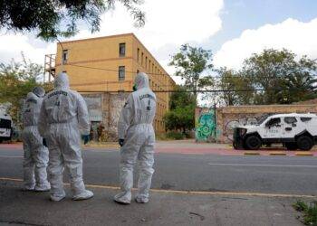 Rocían con combustible a profesor del Internado Barros Arana en medio de incidentes