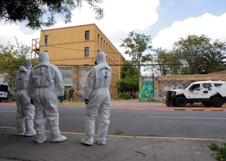 Roc铆an con combustible a profesor del Internado Barros Arana en medio de incidentes