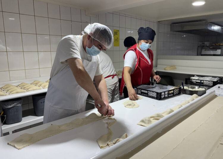 Intensifican fiscalizaci贸n a f谩brica de empanadas con motivo de celebraci贸n de fiestas patrias