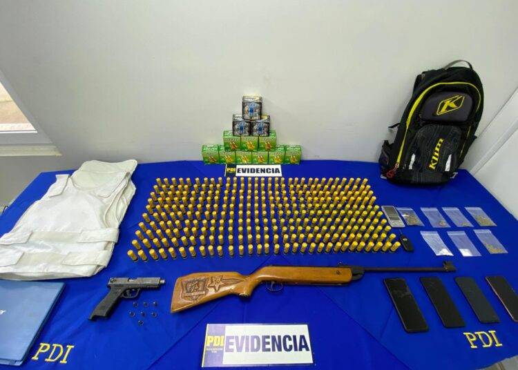 Victoria: PDI detuvo a sujetos dedicados a la venta de armamento, munición y droga por redes sociales.