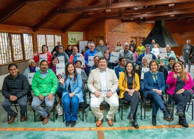 En emotiva ceremonia Bienes Nacionales entrega 22 tÃtulos de dominio a familias de Curarrehue