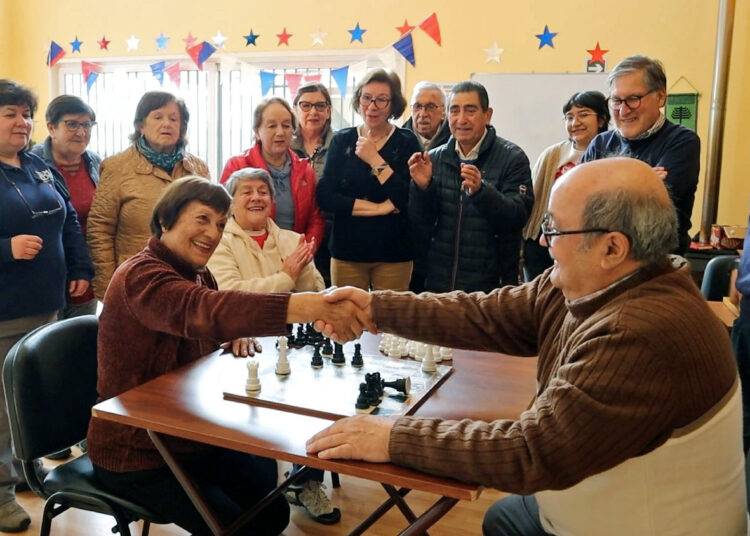 Jugada maestra: Carmen, de 91 años, inspira a compañeros y el ajedrez es ahora clave del envejecimiento activo en Temuco