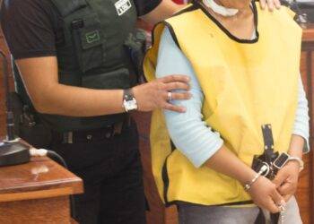 Mujer robó las claves bancarias de su abuela de 95 años: se transfirió más de $40 millones y fue detenida