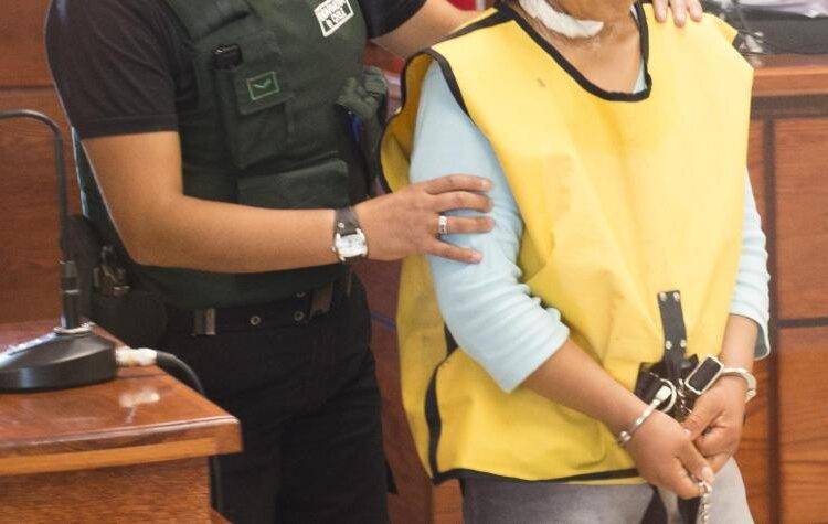 Mujer rob贸 las claves bancarias de su abuela de 95 a帽os: se transfiri贸 m谩s de $40 millones y fue detenida