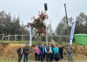 Frontel inaugura iluminación de Posta Matte Sanchez en Puerto Saavedra
