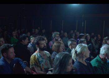 Festival de Cine Rukapillan inaugura su séptima edición con la exhibición de la película Oro amargo en la plaza de Pucón