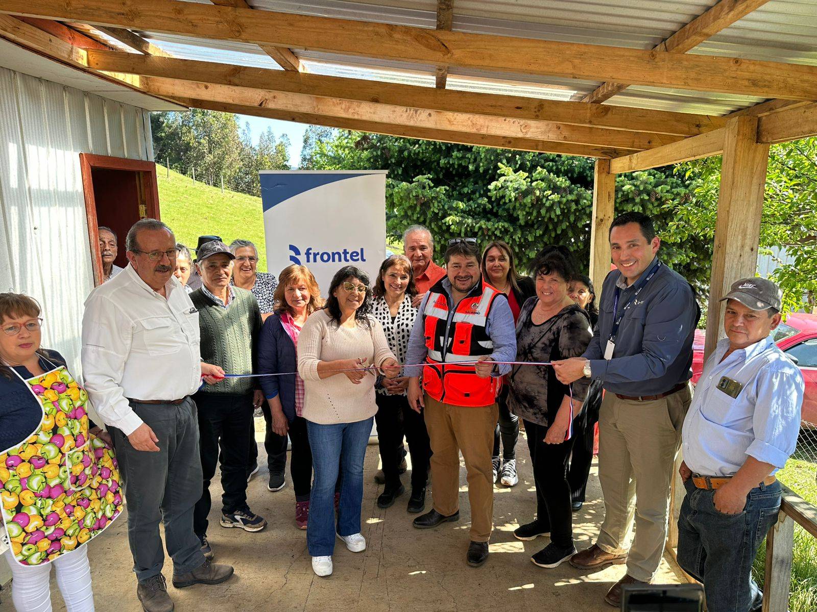 Frontel entregó servicio eléctrico a sedes sociales de Purén y Galvarino