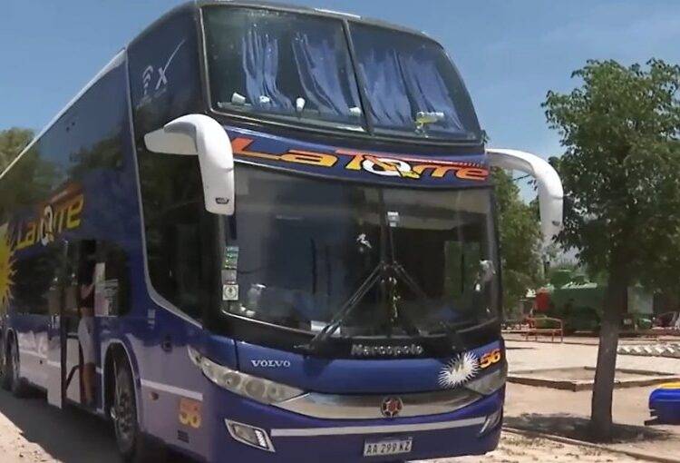 Grupo armado intercept贸 bus y rob贸 a 28 turistas argentinos que viajaban a tour de compras