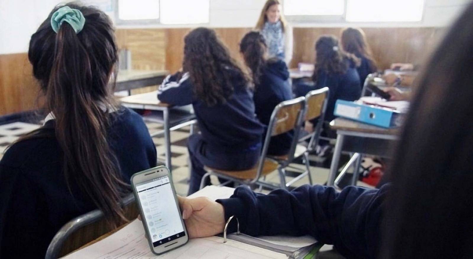 Senado aprueba prohibición de celulares en clases, proyecto avanza a su tercer trámite