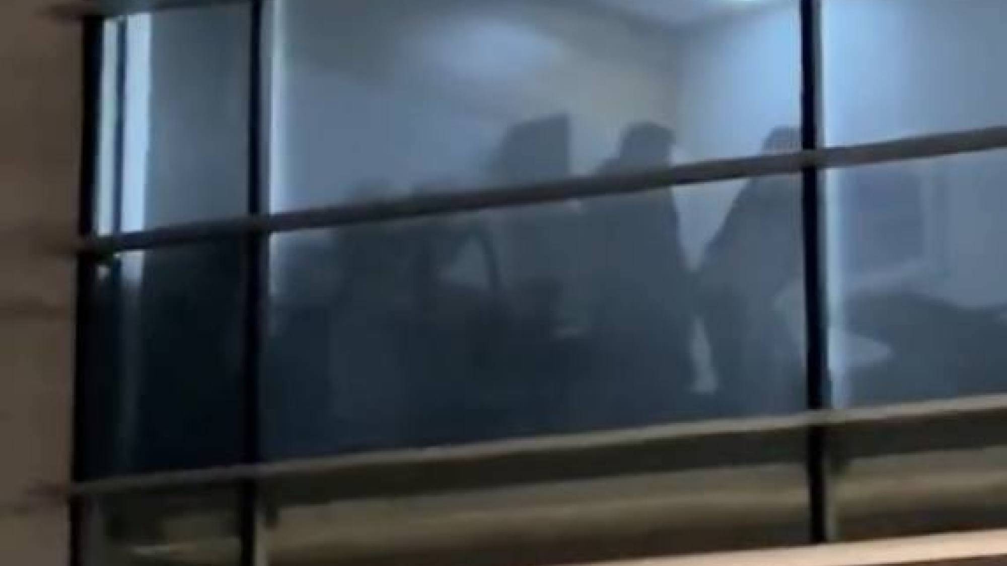 Destituyen a funcionarios de Vitacura que protagonizaron video viral