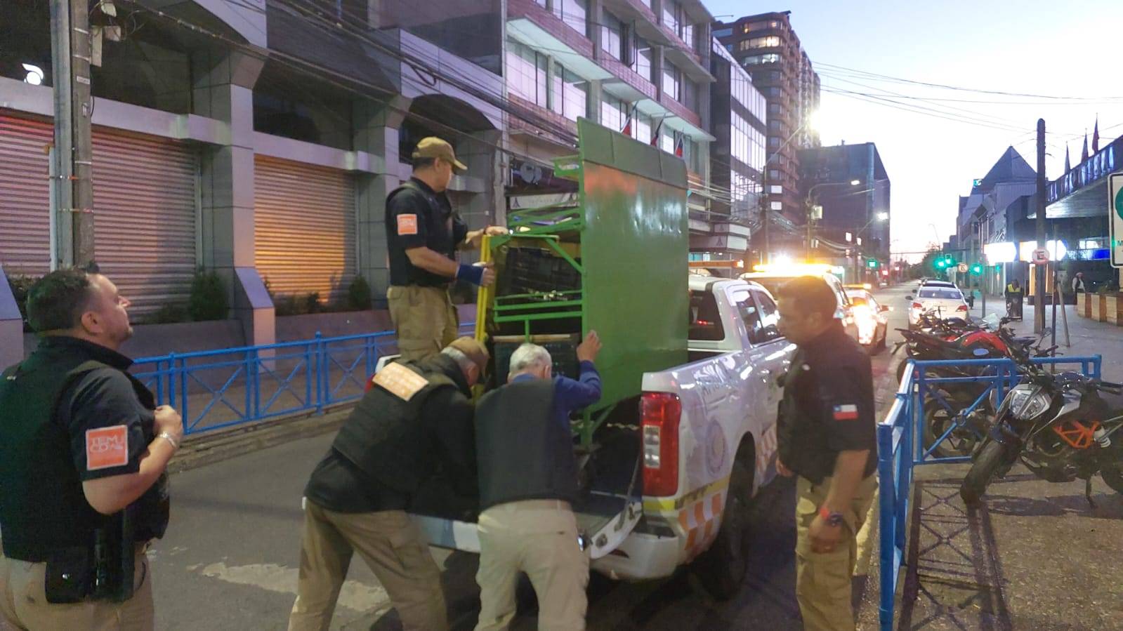 Operativo nocturno municipal despeja estructuras abandonadas en el centro de Temuco