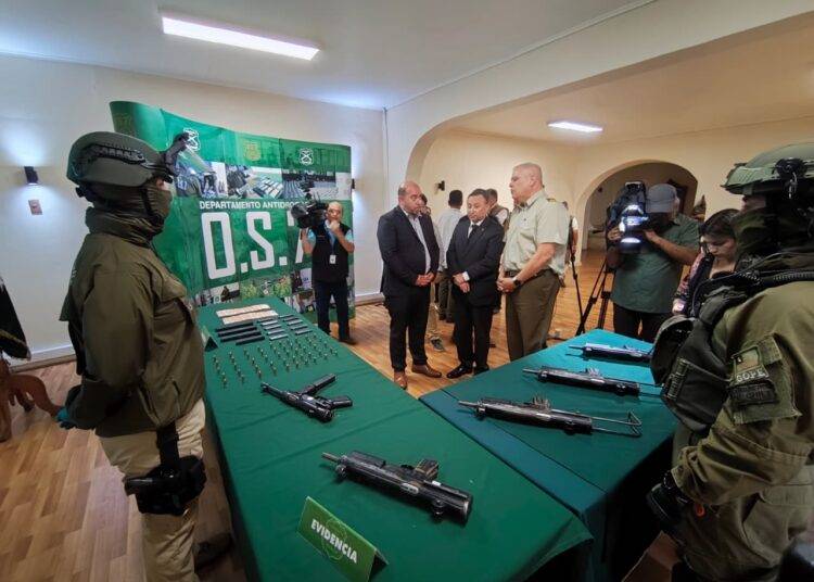 Detienen a sujeto que portaba cinco subametralladoras junto a cargadores y municiones