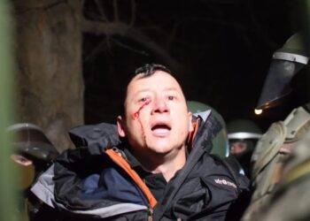 Condenan por dos delitos a carabinero que protagonizó violenta detención de camarógrafo en 2020