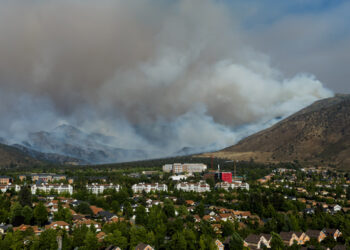Intenso despliegue por incendio forestal en Región Metropolitana