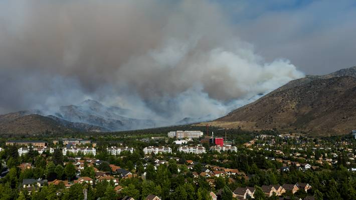 Intenso despliegue por incendio forestal en Regi贸n Metropolitana