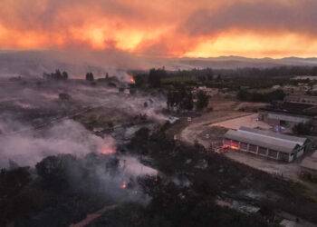 Incendio forestal destruye 1.300 hectáreas y tres casas