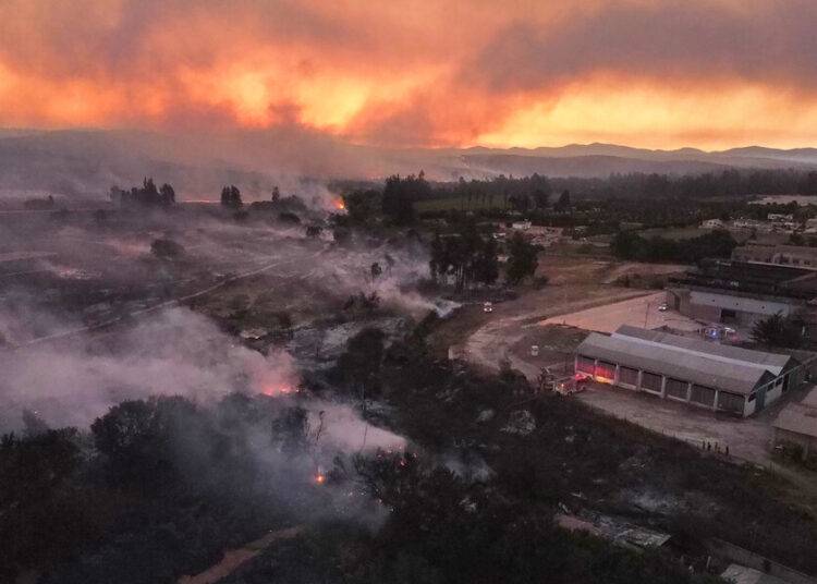 Incendio forestal destruye 1.300 hectáreas y tres casas
