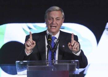 Kast defiende su estilo en el debate y acusa a Jara de «generar división» con su franja