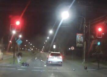 Luego de no respetar semáforo conductor atropella dos ocupantes de motocicleta