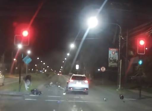 Luego de no respetar sem谩foro conductor atropella dos ocupantes de motocicleta