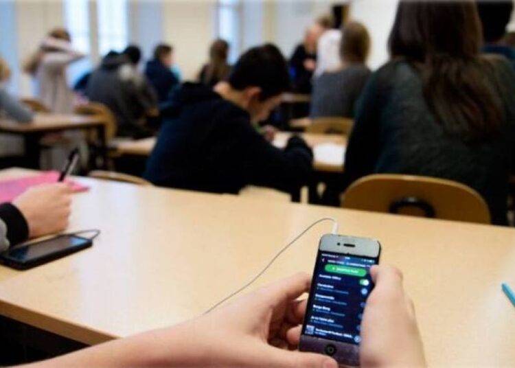 Cámara despacha a ley proyecto que prohíbe y regula el uso de dispositivos móviles en establecimientos educacionales
