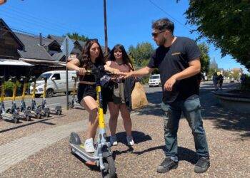 Municipalidad de Pucón y Whoosh coordinan acciones de seguridad para el correcto uso de scooters
