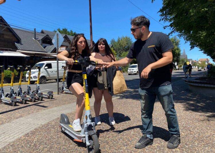 Municipalidad de Puc贸n y Whoosh coordinan acciones de seguridad para el correcto uso de scooters