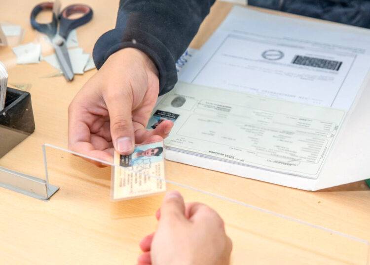 Contraloría: Dos municipios entregaron licencias de conducir a presos y deudores de pensión