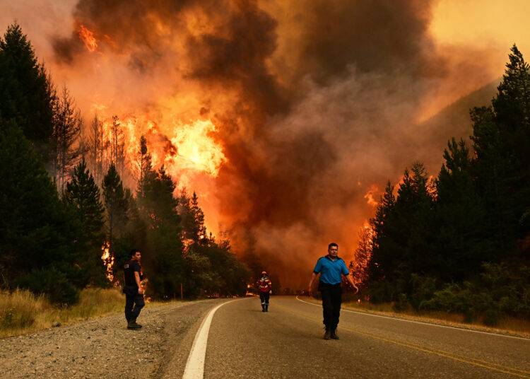 Chile envió dos aeronaves para combatir incendios en Patagonia Argentina