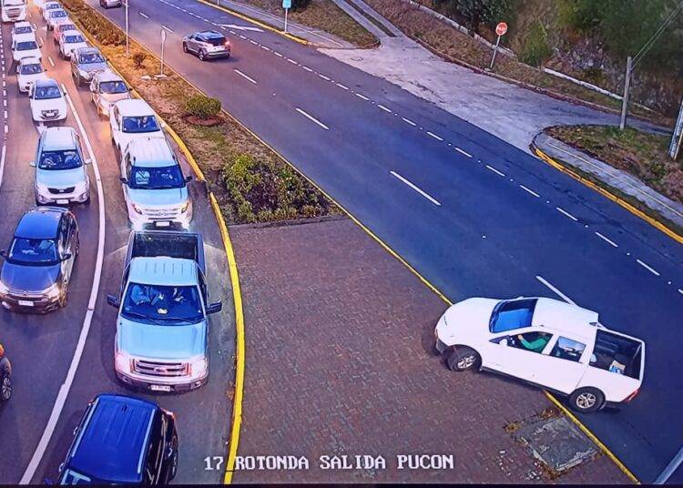 Plan para evitar “tacos” en Pucón recibe apoyo para descongestión de ingreso a la comuna
