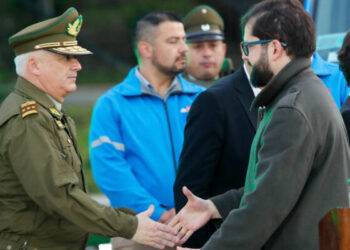 Carabineros condecoró al Presidente Boric como «Alguacil Ilustre»