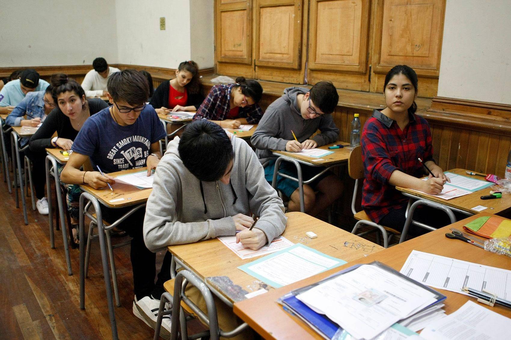 Educaci贸n superior: Gobierno eval煤a limitar la gratuidad y descarta el FES